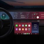 Display auto cu interfața Apple CarPlay afișată, incluzând aplicații precum hărți, telefon și muzică.