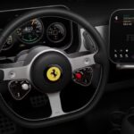 Interiorul modelului electric Ferrari Luce, prezentând design futurist, materiale premium și ecrane tactile integrate.