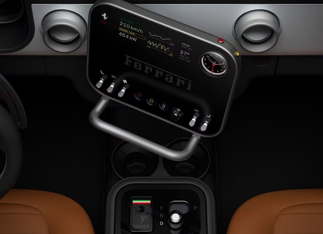 Interiorul mașinii electrice Ferrari Luce, prezentând scaune din piele, ecrane digitale și design minimalist.