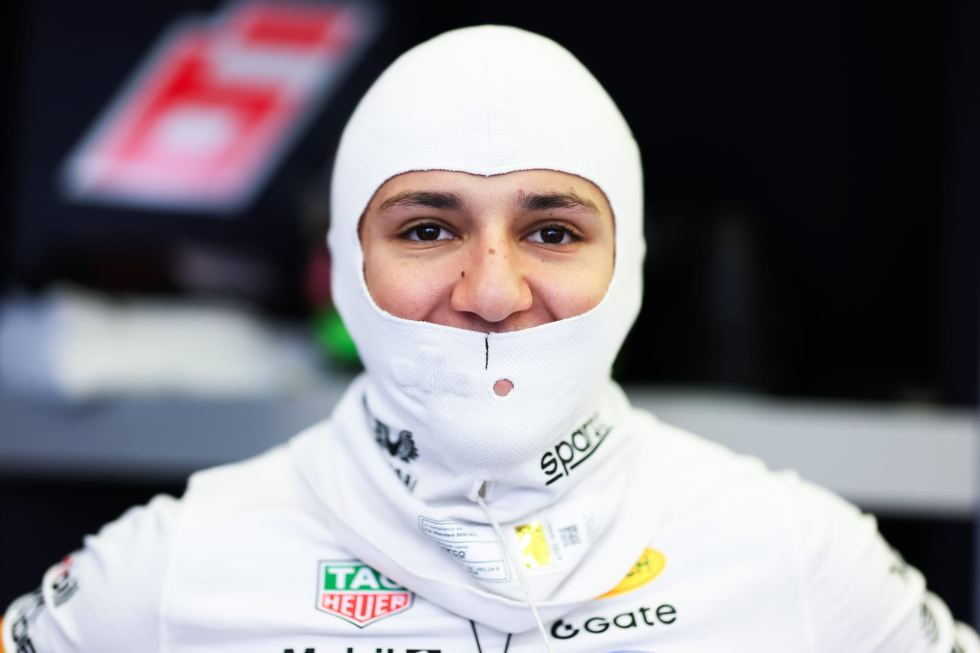 Isack Hadjar conducând un monopost de Formula 2 în timpul testelor pentru sezonul 2026