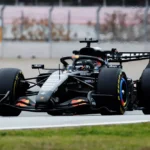Lando Norris în monopostul McLaren MCL40, pregătit pentru cursele de Formula 1 în sezonul 2026.