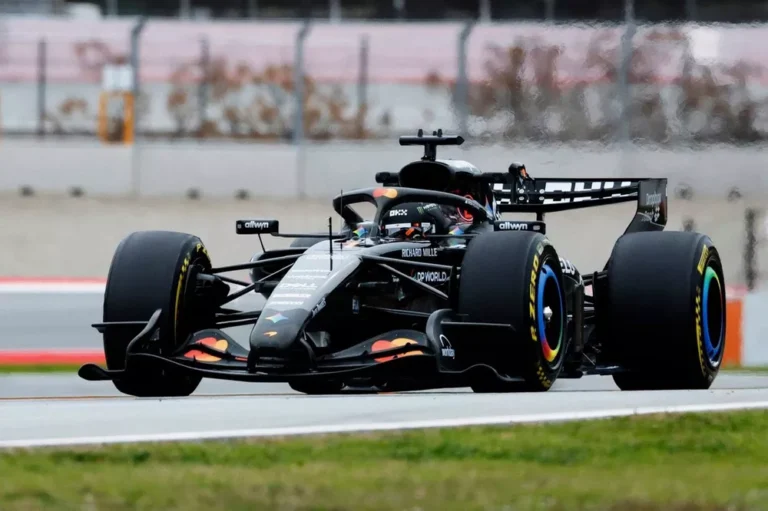 Lando Norris în monopostul McLaren MCL40, pregătit pentru cursele de Formula 1 în sezonul 2026.