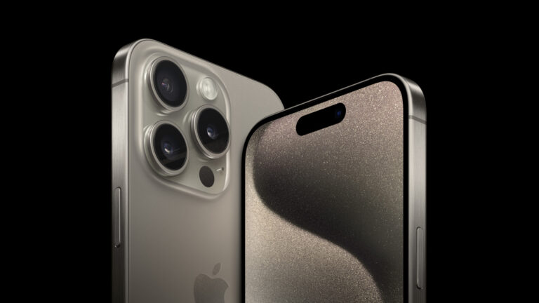 Două modele iPhone 15 Pro și iPhone 15 Pro Max, afișate alături, cu design elegant și finisaje premium, subliniind integrarea tehnologiilor avansate.