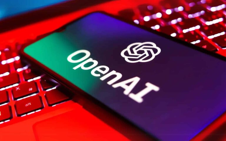 Logo OpenAI pe ecranul unui telefon mobil, reprezentând tehnologia de inteligență artificială accesibilă pe dispozitive portabile.