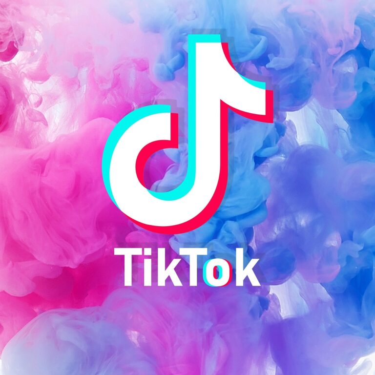 Logo-ul TikTok pe un fundal colorat, cu elemente grafice vibrante și moderne.