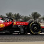Mașină de Formula 1 Ferrari pe circuit, sezonul 2026, tehnologie avansată și performanță sportivă.