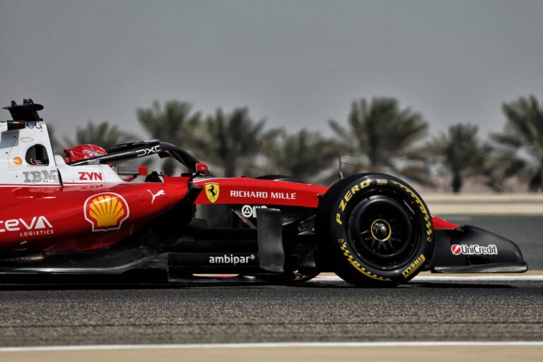 Mașină de Formula 1 Ferrari pe circuit, sezonul 2026, tehnologie avansată și performanță sportivă.