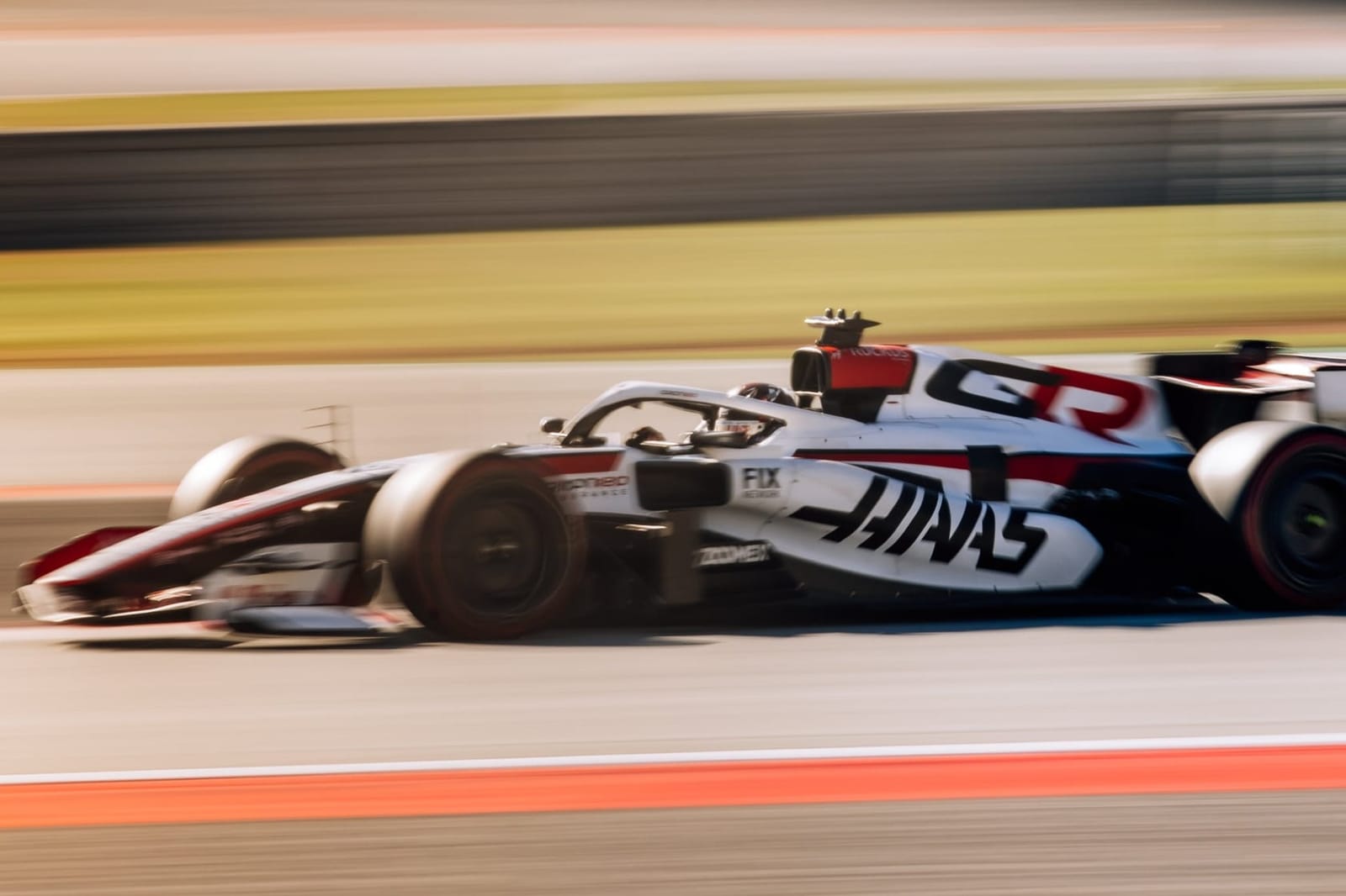 Mașina de Formula 1 Haas VF-26, model 2026, într-o vedere laterală, evidențiind designul și elementele tehnice ale monopostului.
