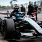 Mașină de Formula 1 Mercedes pe circuit, îndreptându-se către zona de boxe.