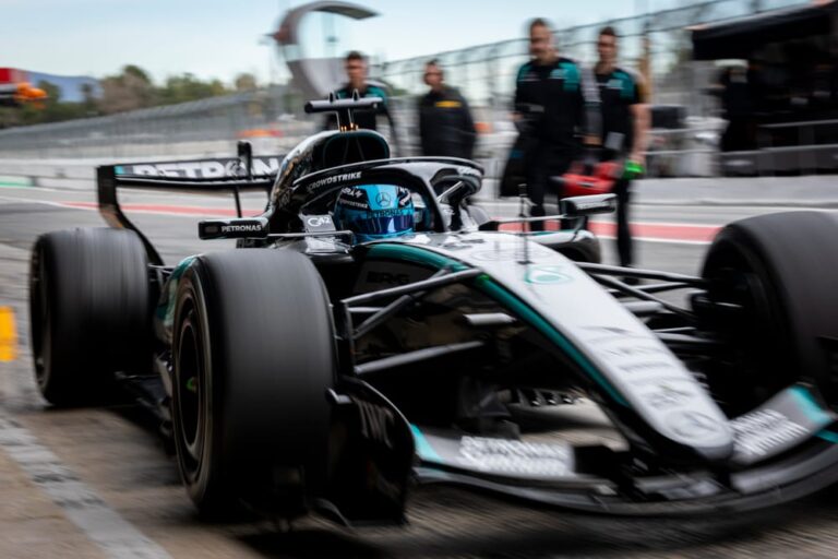 Mașină de Formula 1 Mercedes pe circuit, îndreptându-se către zona de boxe.