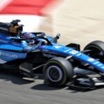 Mașină de Formula 1 Williams pe circuit, sezonul 2026, design aerodinamic și performanță în competiție.