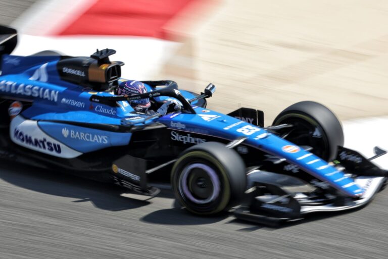 Mașină de Formula 1 Williams pe circuit, sezonul 2026, design aerodinamic și performanță în competiție.