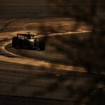 Mașină de Formula 1 pe Circuitul Bahrain în timpul testelor din 2026, evidențiind viteza și tehnologia în condiții de noapte.