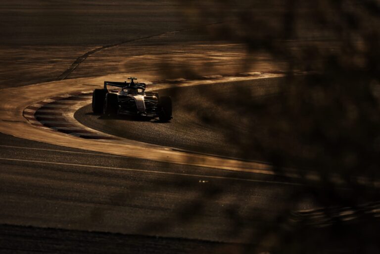 Mașină de Formula 1 pe Circuitul Bahrain în timpul testelor din 2026, evidențiind viteza și tehnologia în condiții de noapte.