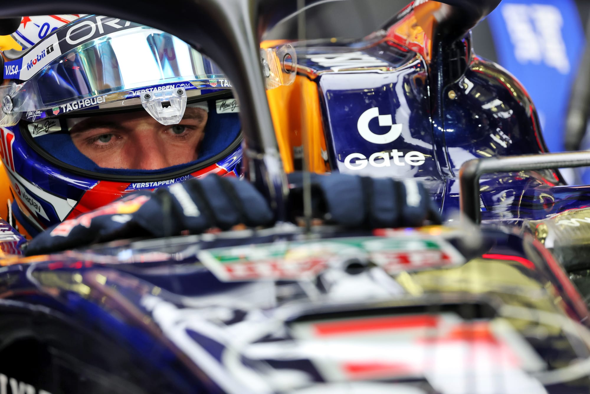 Mașină de Formula 1 pe circuit, în mișcare, în timpul testelor de viteză din 2026.