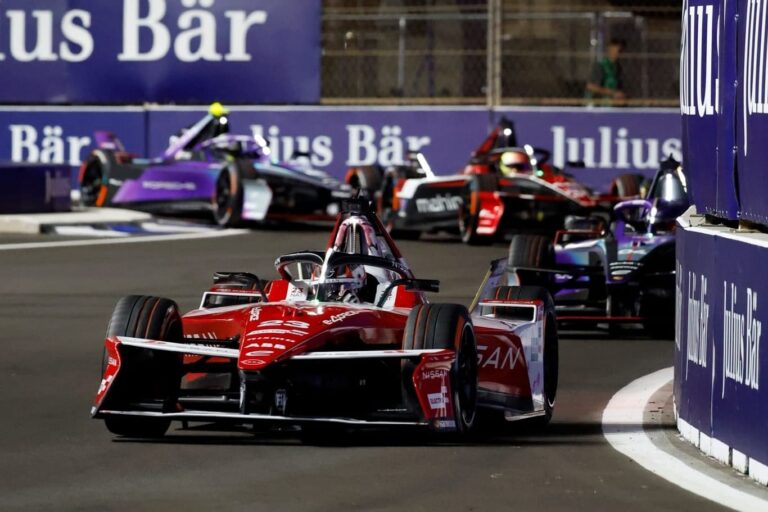 Max Verstappen la un eveniment de motorsport în 2026, discutând despre complexitatea competițiilor de Formula E.