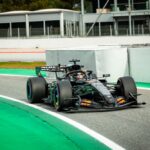 Monopost McLaren F1 2026, prezentând designul și caracteristicile tehnice ale mașinii de curse pentru noul sezon.