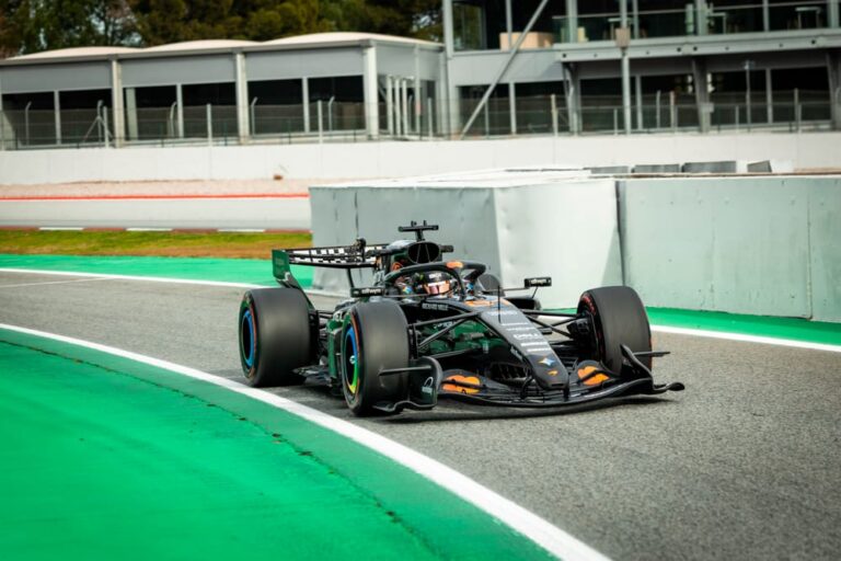 Monopost McLaren F1 2026, prezentând designul și caracteristicile tehnice ale mașinii de curse pentru noul sezon.