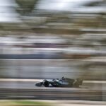 Monopost Mercedes W17 pe circuit în timpul testelor de Formula 1 din 2026, evidențiind performanța superioară a echipei.