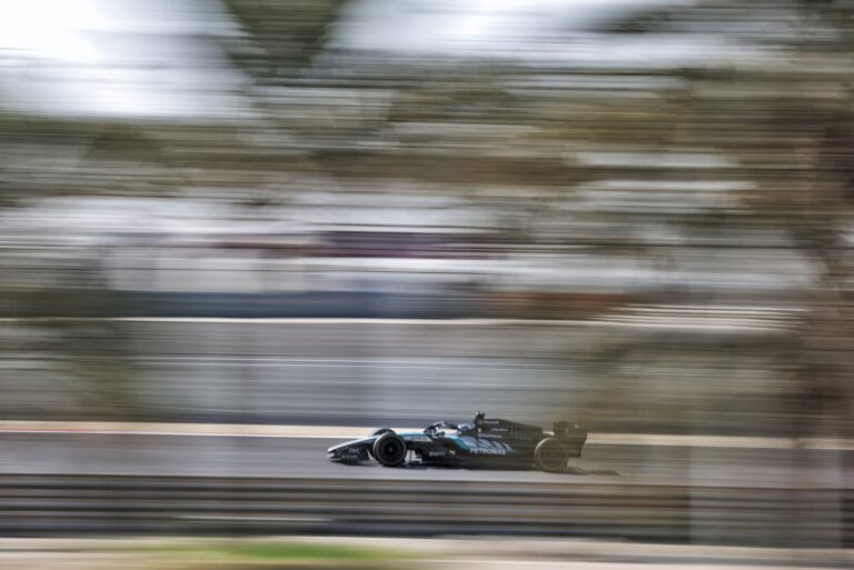 Monopost Mercedes W17 pe circuit în timpul testelor de Formula 1 din 2026, evidențiind performanța superioară a echipei.