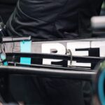 Aripă spate cu patru elemente a monopostului Mercedes de Formula 1, prezentată în testele din Bahrain.