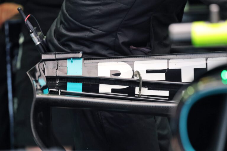 Aripă spate cu patru elemente a monopostului Mercedes de Formula 1, prezentată în testele din Bahrain.