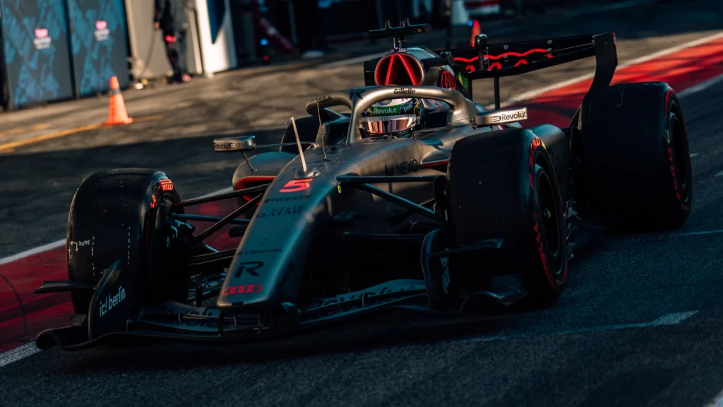 Monopost Audi Formula 1 2026, testat pe circuitul din Barcelona, cu design aerodinamic actualizat conform noilor reglementări.