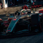 Monopost Audi Formula 1 2026, testat pe circuitul din Barcelona, cu design aerodinamic actualizat conform noilor reglementări.