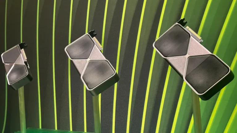 Placă grafică NVIDIA RTX 50 prezentată alături de detalii despre reducerea producției inițiale.