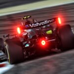 Mașină de Formula 1 din 2026 echipată cu lumini spate intermitente pentru îmbunătățirea siguranței pe pistă.