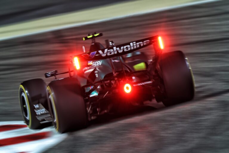 Mașină de Formula 1 din 2026 echipată cu lumini spate intermitente pentru îmbunătățirea siguranței pe pistă.