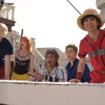 Captură din trailerul sezonului 2 al serialului One Piece, arătând personajele principale într-o scenă de acțiune.