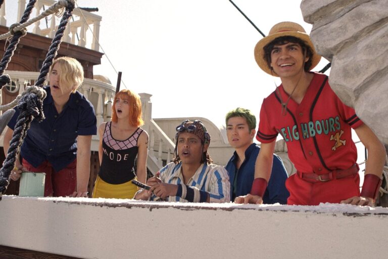 Captură din trailerul sezonului 2 al serialului One Piece, arătând personajele principale într-o scenă de acțiune.