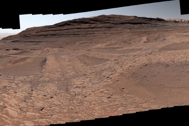 Peisaj arid și formațiuni geologice pe Marte, capturate de roverul Curiosity în zona Boxwork, unde au existat odinioară cursuri de apă.