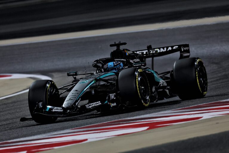 Monoposturi de Formula 1 pe circuitul din Bahrain în prima zi a testelor finale din 2026.