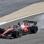 Monopost de Formula 1 pe circuitul din Bahrain în timpul testelor din februarie 2026, cu echipele pregătindu-se pentru sezonul competițional.