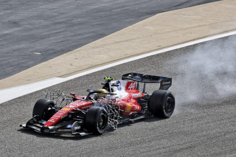 Monopost de Formula 1 pe circuitul din Bahrain în timpul testelor din februarie 2026, cu echipele pregătindu-se pentru sezonul competițional.