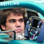 Pilot Aston Martin în monopostul de Formula 1 cu motorizare Honda, pregătit pentru sesiuni de teste sau curse.
