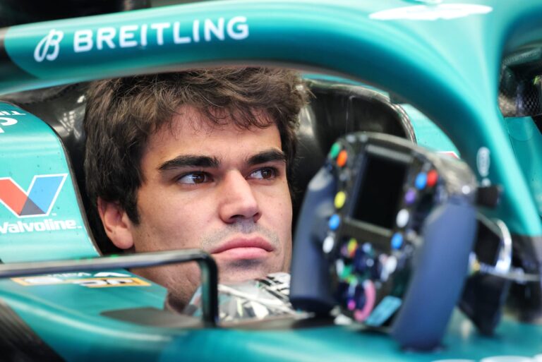 Pilot Aston Martin în monopostul de Formula 1 cu motorizare Honda, pregătit pentru sesiuni de teste sau curse.