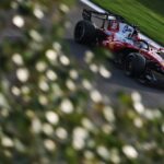 Mașini de Formula 1 pe circuitul Sakhir în timpul testelor din Bahrain 2026, cu focus pe performanță și viteză.