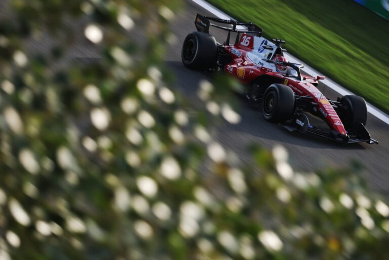 Mașini de Formula 1 pe circuitul Sakhir în timpul testelor din Bahrain 2026, cu focus pe performanță și viteză.