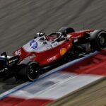 Pilot F1 conducând un monopost pe circuitul Bahrain International în timpul sesiunii de teste din februarie 2026.