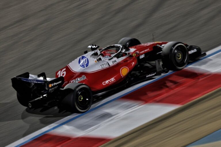 Pilot F1 conducând un monopost pe circuitul Bahrain International în timpul sesiunii de teste din februarie 2026.