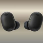 Căști wireless Sony WF-1000XM6 cu specificații tehnice afișate, inclusiv design și funcții de reducere a zgomotului.