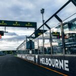 Grilă de start a Marelui Premiu al Australiei 2026 de la Melbourne, cu semnalizare luminoasă și branding Rolex pe circuitul Albert Park.