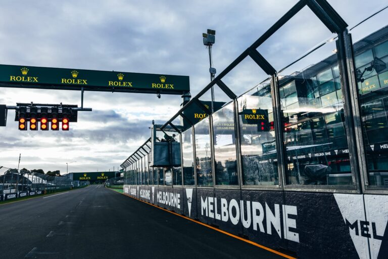 Grilă de start a Marelui Premiu al Australiei 2026 de la Melbourne, cu semnalizare luminoasă și branding Rolex pe circuitul Albert Park.