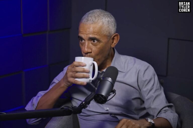 Barack Obama într-o imagine legată de teoriile conspiraționiste despre extratereștri și mesaje secrete.