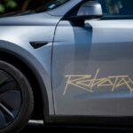 Tesla Robotaxi 2025, vehicul autonom fără șofer, prezentat în cadrul unui eveniment dedicat inovațiilor în transport.
