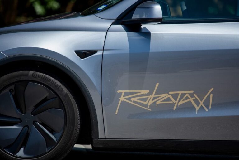 Tesla Robotaxi 2025, vehicul autonom fără șofer, prezentat în cadrul unui eveniment dedicat inovațiilor în transport.