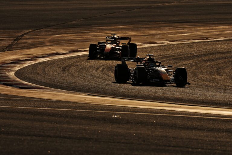 Monopost de Formula 1 pe circuit în timpul testelor pentru puterea redusă a bateriei, conform noilor reglementări din 2026.